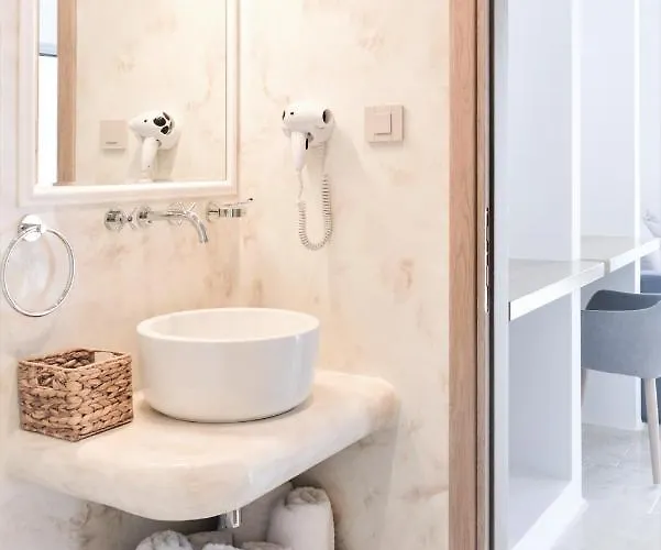 Anavalos Aparthotel 4*